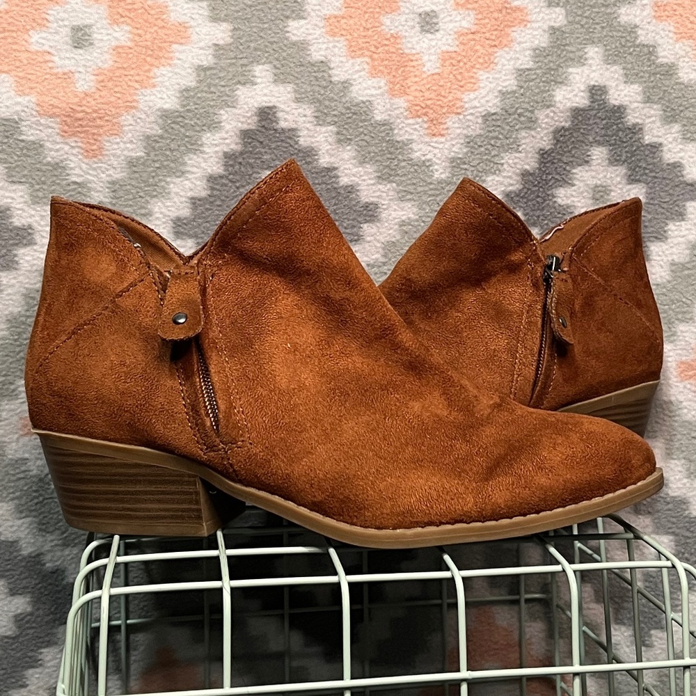 Women's Kohl's Sz. 9 AngelFish Cognac LowRise Boots